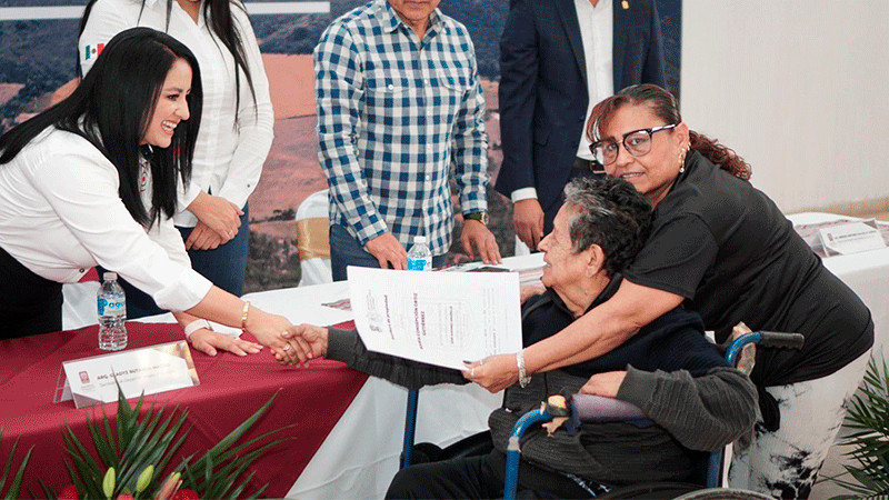 Sedum entrega escrituras y da certeza jurídica a más de 100 familias en Jacona 