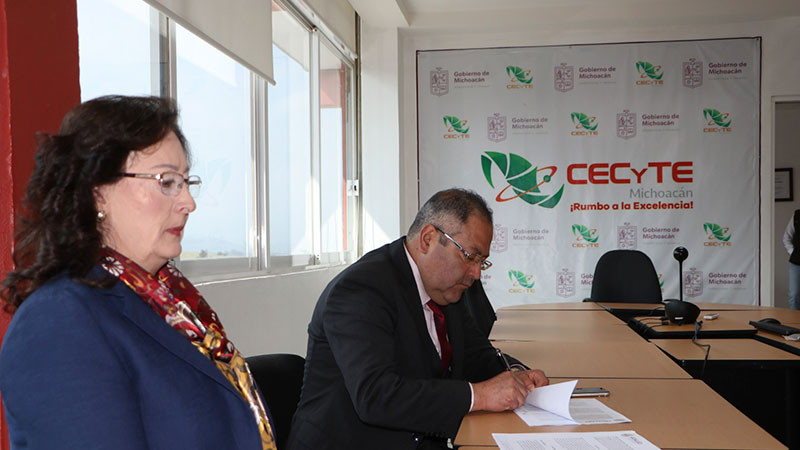 José Luis Téllez y representantes del CECyTEM Michoacán firman documentos que avala la donación del Terreno del CEMSAD Huajumbaro