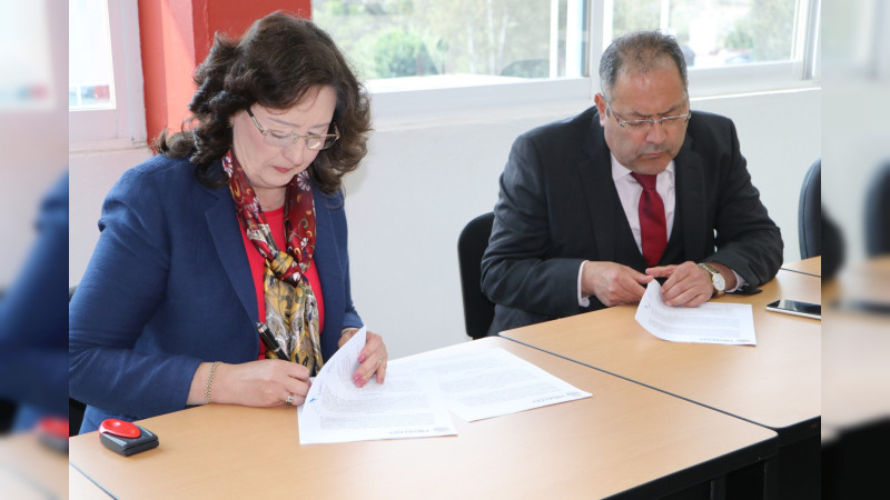 José Luis Téllez y representantes del CECyTEM Michoacán firman documentos que avala la donación del Terreno del CEMSAD Huajumbaro