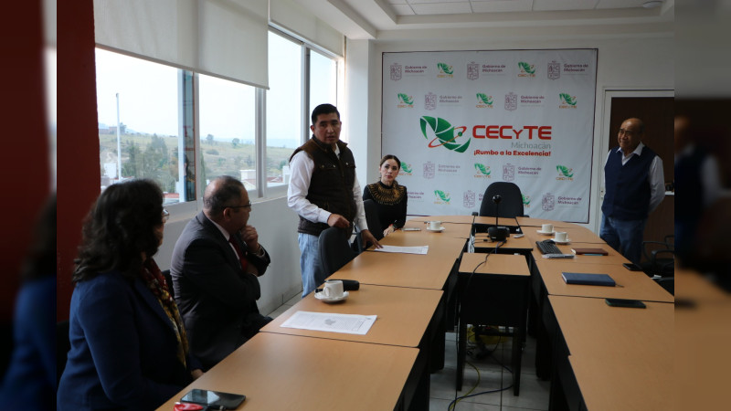 José Luis Téllez y representantes del CECyTEM Michoacán firman documentos que avala la donación del Terreno del CEMSAD Huajumbaro