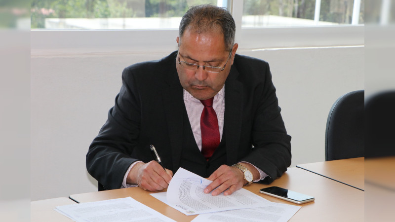 José Luis Téllez y representantes del CECyTEM Michoacán firman documentos que avala la donación del Terreno del CEMSAD Huajumbaro