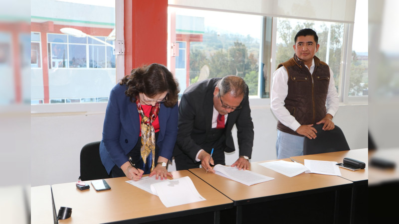 José Luis Téllez y representantes del CECyTEM Michoacán firman documentos que avala la donación del Terreno del CEMSAD Huajumbaro