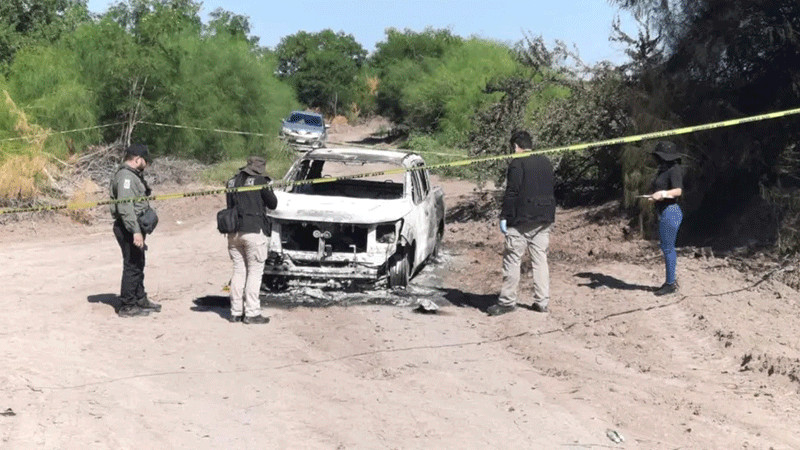 Localizan camioneta quemada con un cuerpo en el interior en Navolato, Sinaloa 