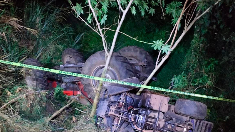 Muere menor al volcar el tractor en que viajaba con su papá en Tingüindín, Michoacán 