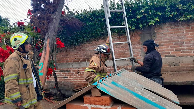 Bomberos de Zitácuaro continúan atendiendo reportes de incidentes tras estragos de fuerte tromba registrada ayer