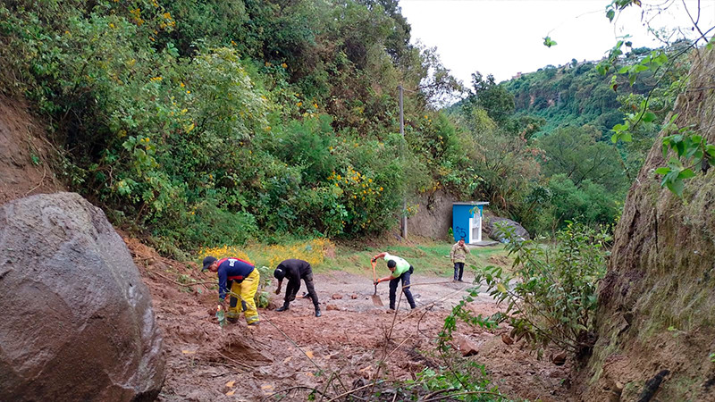 Bomberos de Zitácuaro atienden deslave en la localidad de Loma Larga 