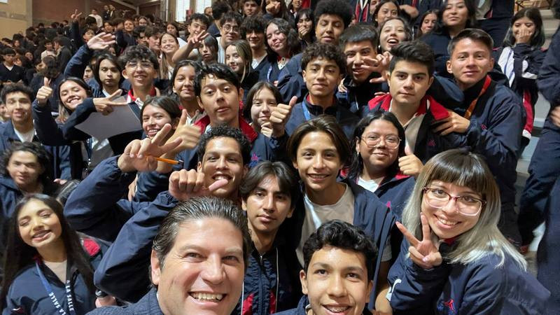 Jóvenes Lasallistas brindan calurosa bienvenida a Alfonso Martínez en Morelia 