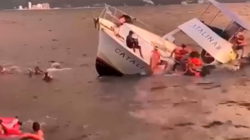 Rescatan a 25 pasajeros, tras hundirse embarcación en Puerto Vallarta 
