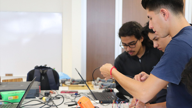 Destaca UTM por su excelencia en energías renovables