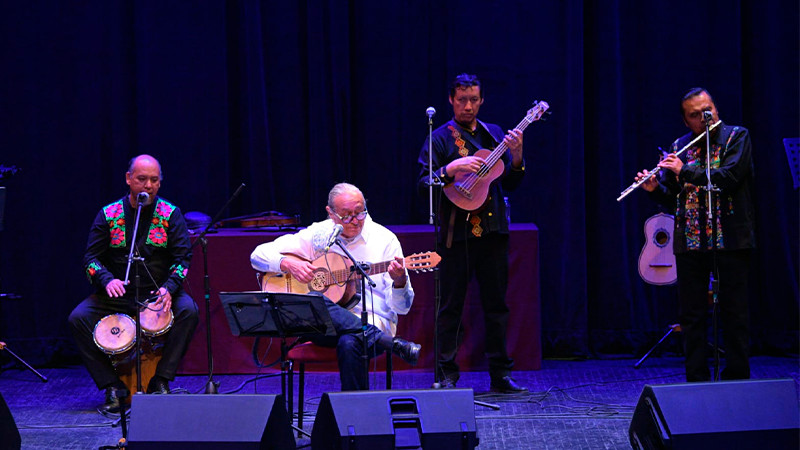 Gabino Palomares le canta al amor y a la izquierda mexicana, en el Melchor Ocampo