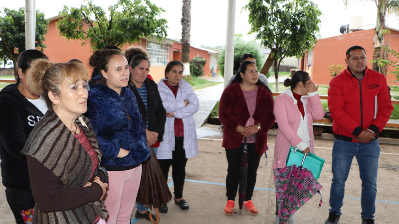 Edil de Ciudad Hidalgo, se reúne con maestros y padres de familia de las escuelas Josefa Ortiz de Domínguez y Educación y Patria de la Tenencia de San Antonio.