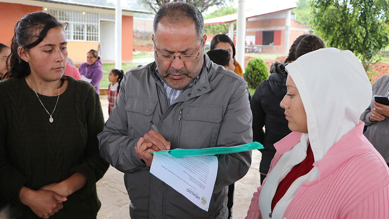 Edil de Ciudad Hidalgo, se reúne con maestros y padres de familia de las escuelas Josefa Ortiz de Domínguez y Educación y Patria de la Tenencia de San Antonio.