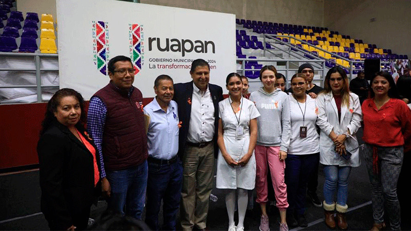 Entrega Nacho Campos constancias a mil 400 beneficiadas de programas federales en Uruapan