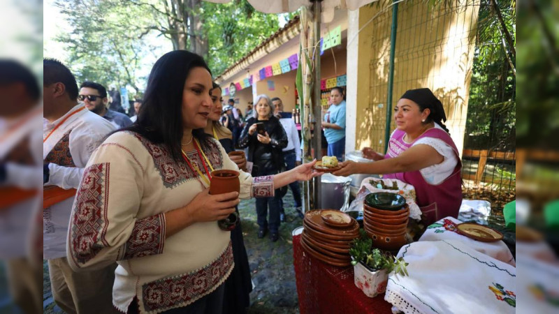 Nacho Campos inaugura sexto Festival del Charanda en Uruapan
