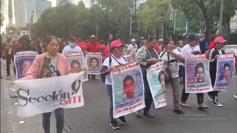 Padres de los 43 normalistas de Ayotzinapa realizan marcha en CDMX 