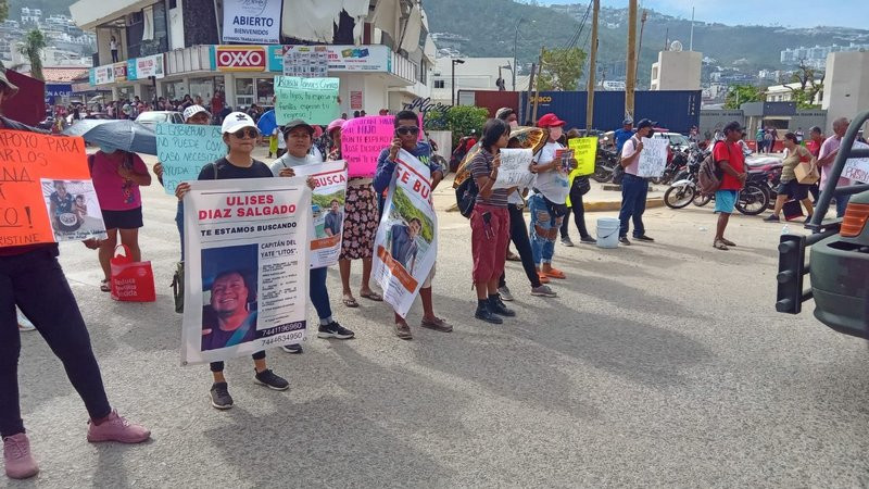Familiares de marineros desaparecidos exigen su localización tras paso de Otis en Acapulco 