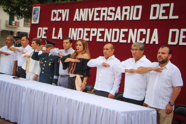 Con acto y desfile, ayuntamiento de Apatzingán conmemora la independencia 