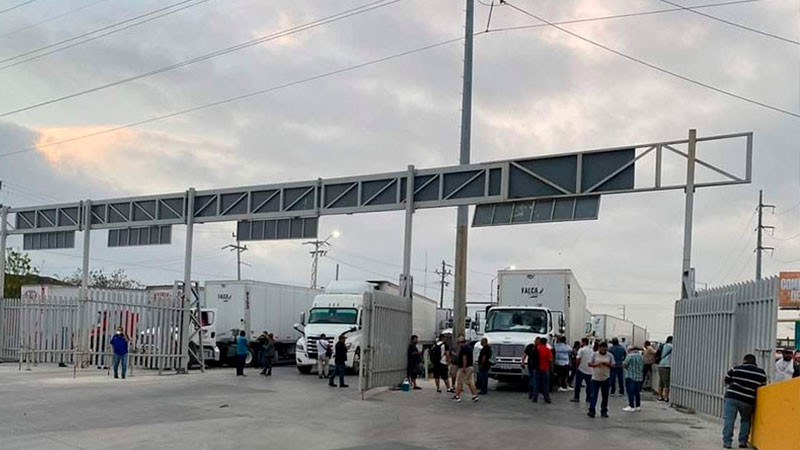 Cierran cruce fronterizo de Eagle Pass, Texas, para frenar paso de migrantes 