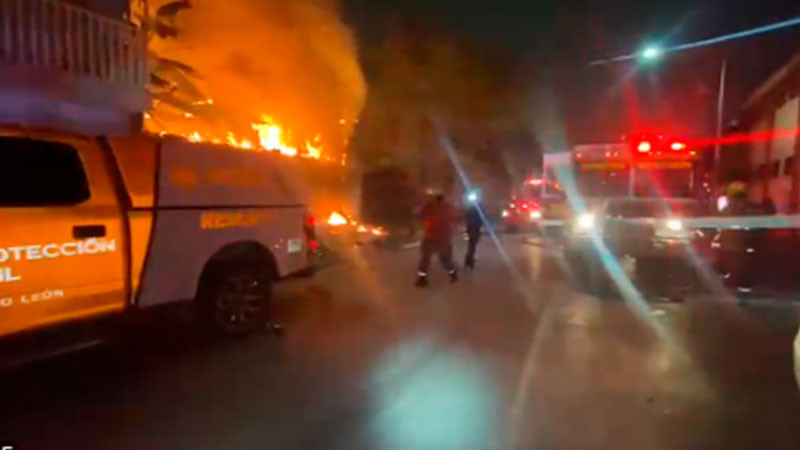 Se incendia bodega de carbón en Monterrey; desalojan a 23 personas 