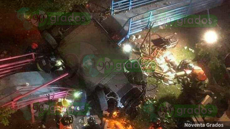 Camioneta cae del tercer piso del Hospital H+ en Querétaro  