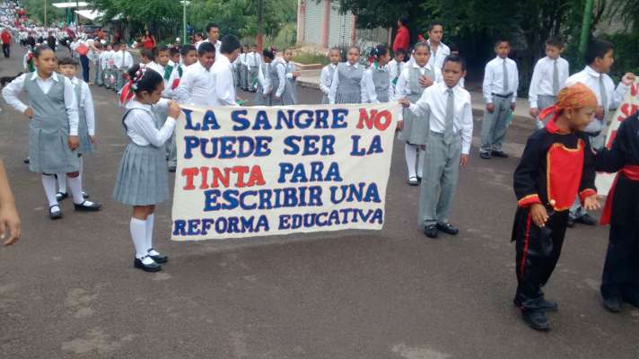 CNTE realiza desfiles alternativos en Lázaro Cárdenas y Churumuco - Foto 0 