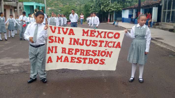 CNTE realiza desfiles alternativos en Lázaro Cárdenas y Churumuco - Foto 1 
