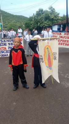 CNTE realiza desfiles alternativos en Lázaro Cárdenas y Churumuco - Foto 2 