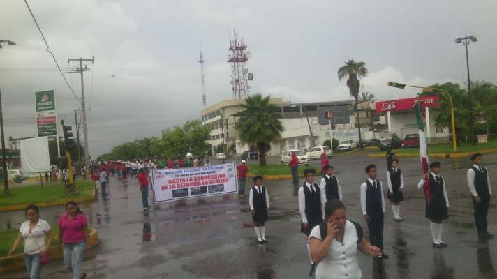 CNTE realiza desfiles alternativos en Lázaro Cárdenas y Churumuco - Foto 3 