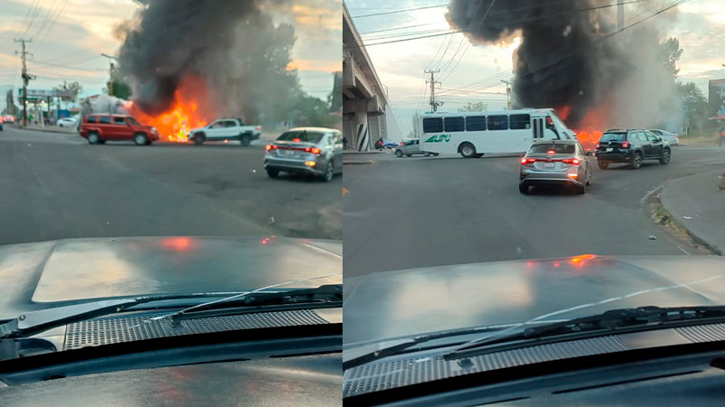 Choque entre auto y camión de transporte personal provoca incendio, en Cortázar, Guanajuato  