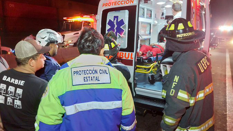 Choque entre tráiler y camión de pasajeros, deja una persona sin vida y 28 lesionados 