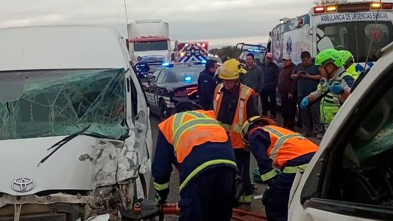 Choque frontal de unidades de transporte de personal, deja 17 heridos  