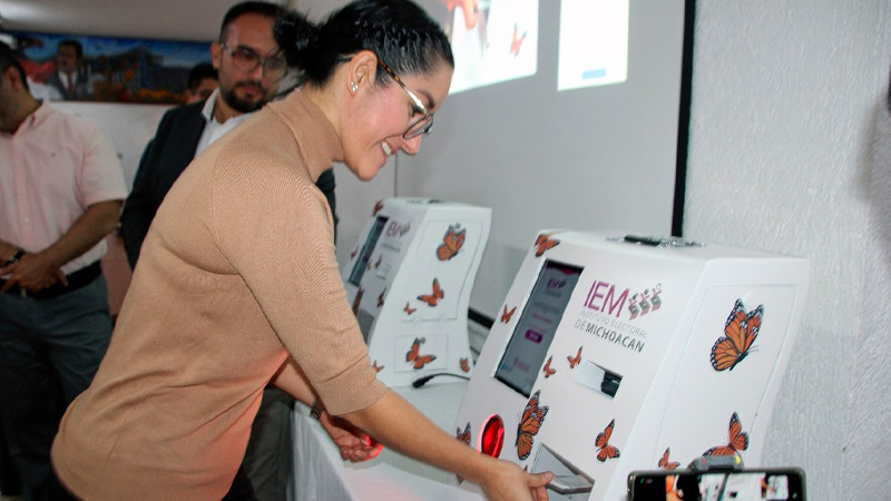 Comisión de Educación Cívica y Participación Ciudadana del IEM presenta modelo de Urna Electrónica