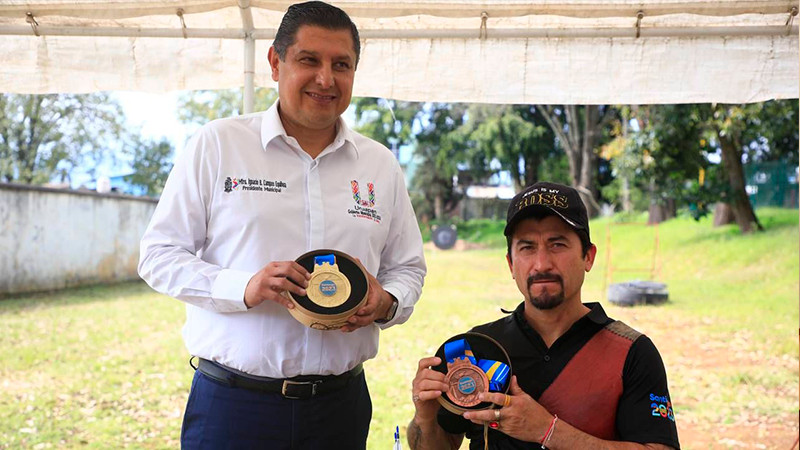 Nacho Campos cumple y apoya a deportistas Uruapenses