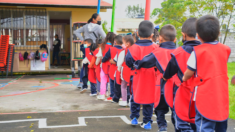 Desde el aula, más de 50 mil docentes michoacanos alistan cierre de año