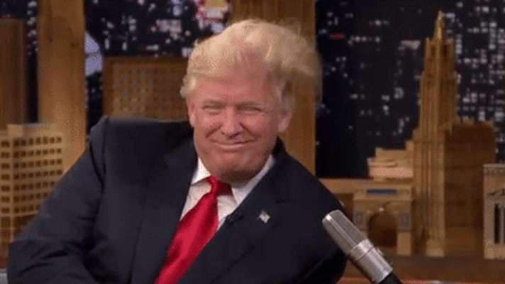 Despeinan en plena entrevista a Donald Trump - Foto 1 