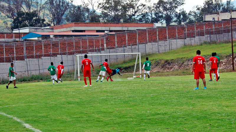 Arranca en centros penitenciarios de Charo, torneo de futbol para internos
