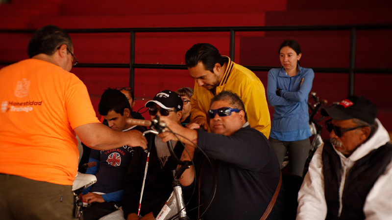 Alumnos con discapacidad visual del CREE experimentan la Biciescuela Incluyente