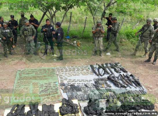 Con 12 armas, munición, granadas y dos autos robados, detienen a dos hombres en La Huacana, Michoacán - Foto 0 