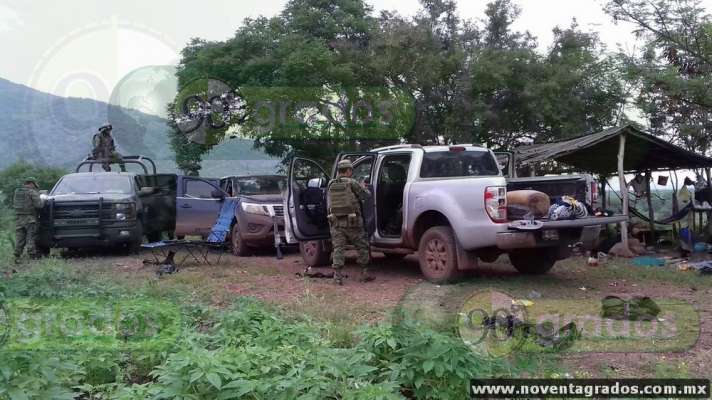 Con 12 armas, munición, granadas y dos autos robados, detienen a dos hombres en La Huacana, Michoacán - Foto 1 