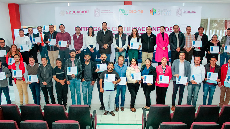 Se certifican docentes del Cecytem en cursos de tecnología de vanguardia 