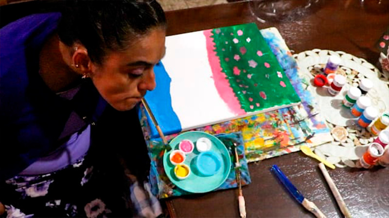 María Guadalupe, la michoacana que pinta paisajes con la boca