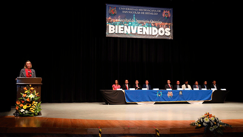 Pongan en alto el nombre de la Universidad Michoacana, pide rectora a egresados 