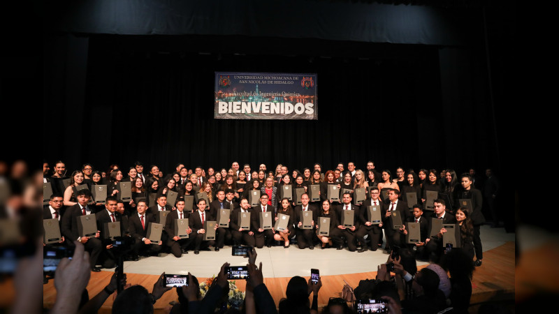Pongan en alto el nombre de la Universidad Michoacana, pide rectora a egresados 