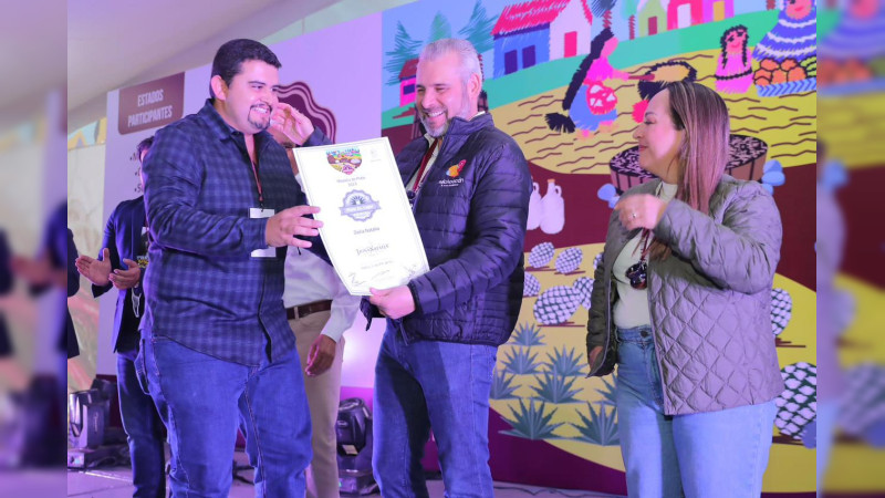 Entrega Bedolla Premio Nacional del Mezcal Michoacán 2023