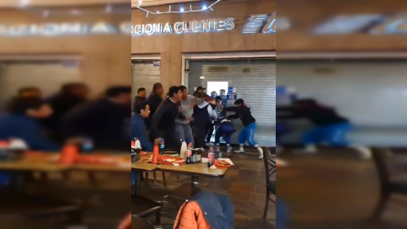 Con sillas y tubos se enfrentan payasos y trabajadores del Ayuntamiento de Puebla 