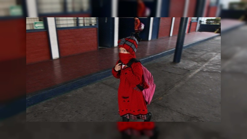 Recorren media hora entrada y salida de escuelas de Michoacán por frío: Excluidos Tierra Caliente y Costa 