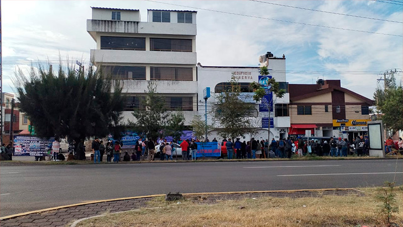 Integrantes de la CNTE se manifiesta frente al UESICAMM 
