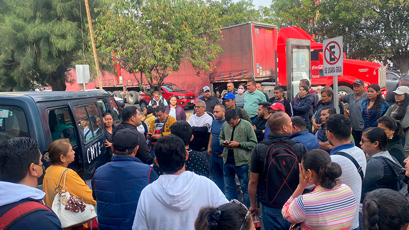 Integrantes de la CNTE se manifiesta frente al UESICAMM 