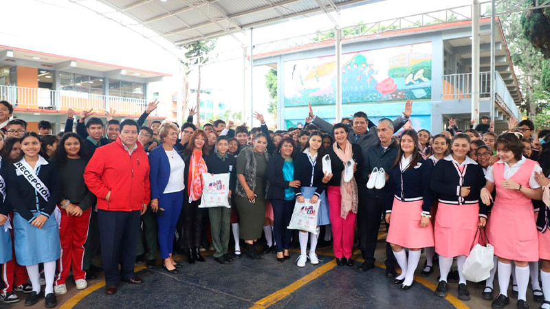 Secundaria No. 5 de Morelia camina fuerte con nuevos tenis para estudiantes