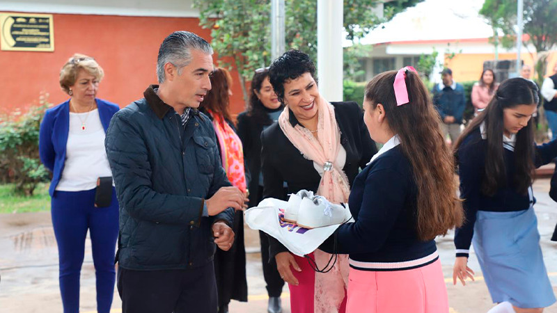 Secundaria No. 5 de Morelia camina fuerte con nuevos tenis para estudiantes